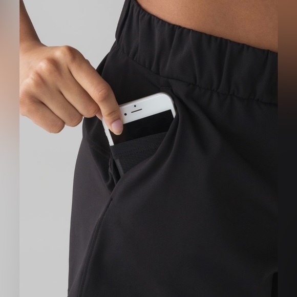 Lululemon On The Fly Short *Woven *2.5" Black (First Release) Size 6 - Picture 4 of 9